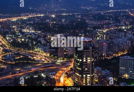 Santiago, CHILE 15. JANUAR 2016 - Die Skyline von Santiago de Chile bei Nacht Stockfoto