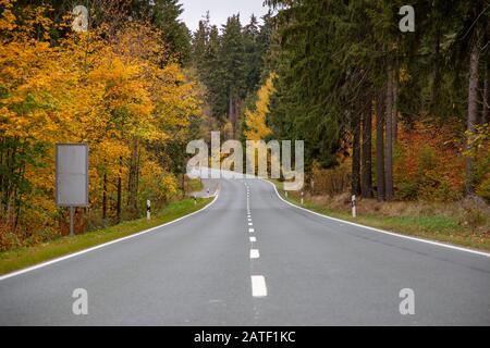 Eine Straße im Herbst mit wundervollen Farben Stockfoto