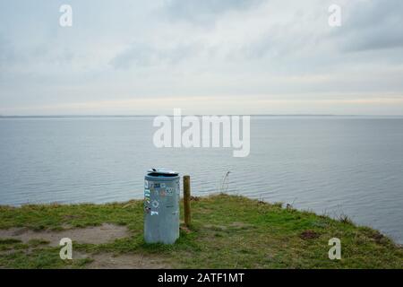 02. Februar 2020, Schleswig-Holstein, Lübeck: Am Brodtener Steilufer an der Lübecker Bucht befindet sich eine Mülltonne. Im Hintergrund sieht man die Ostsee. Foto: Gregor Fischer / dpa Stockfoto