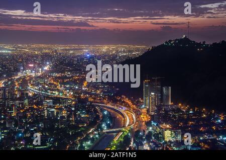 Nachtansicht von Santiago de Chile in Richtung Osten der Stadt, mit Blick auf den Fluss Mapocho und die Bezirke Providencia und Las Condes Stockfoto