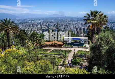 Santiago, CHILE 15. JANUAR 2016 - Luftbild der Statue der Jungfrau Maria auf dem Gipfel des Cerro San Cristobal, Santiago, Chile Stockfoto