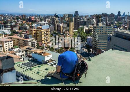 Santiago, CHILE 15. JANUAR 2016 - Mann auf dem Dach im modernen und Geschäftszentrum von Santiago de Chile. Fotoghrapher im Santiago Luftbild Stockfoto