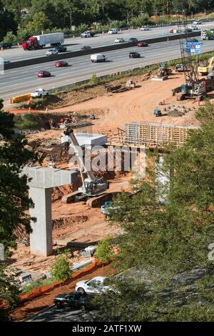 Vertikaler Schuss von Brückenüberführungen, die an der Kreuzung von GA 400 und I-285 in Atlanta, GA, USA - 22. Juli 2019 gebaut werden. Stockfoto