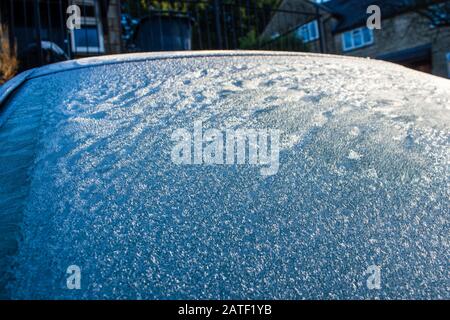 Eiskristalle aus Frost, die an einem kalten Wintermorgen auf einer Autoscheibe als "Pelz" oder "Gras" erscheinen Stockfoto