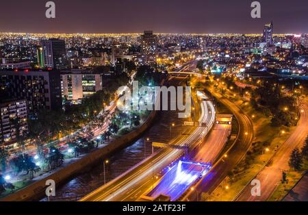 Santiago, CHILE 15. JANUAR 2016 - Nachtansicht von Santiago de Chile Stockfoto