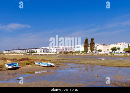 Boote auf der Ria Formosa mit Fuseta-Stadt Ost-Algarve im Hintergrund. Fuseta, Algarve, Portugal. Stockfoto