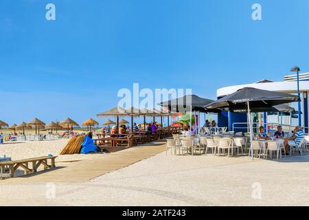 Café-Restaurant am Strand von Fuseta, Fuseta, Algarve, Portugal. Stockfoto