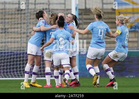 Manchester, Großbritannien. Februar 2020. Manchester, Großbritannien. Februar 2020. Spieler von Manchester City feiern Lauren Hemps Siegertor während des Fußballspiels der Barclays FA Women's Super League zwischen Manchester City Women und Arsenal Women im Academy Stadium in Manchester, England am 02. Februar 2020. Gutschrift: SPP Sport Presse Foto. /Alamy Live News Stockfoto