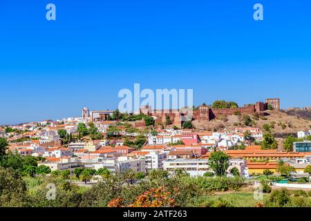 Panoramablick und Skyline von Silves in der Ostalgarve mit Burg und Kirche von Silves. Silves, Algarve, Portugal. Stockfoto