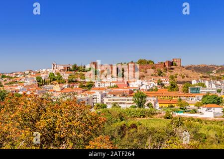 Panoramablick und Skyline von Silves in der Ostalgarve mit Burg und Kirche von Silves. Silves, Algarve, Portugal. Stockfoto