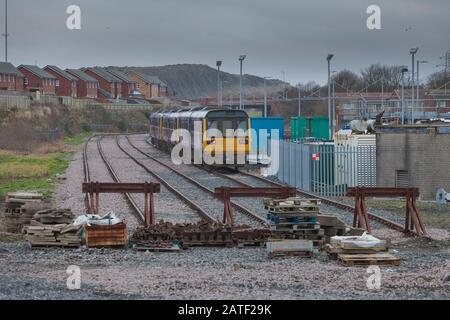 Zurückgenommene Arriva Northern Bahnklasse 142 Schrittmacherzüge, die bei Barrow In Furness Carriage Sidings gelagert werden, die auf die Verschrottung warten. Stockfoto