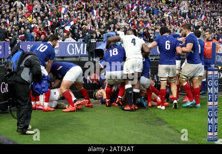 Beim Guinness Six Nations Match im Stade de France, Paris, findet zwischen England und Frankreich ein lockeres Spiel statt. Stockfoto