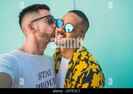 Portrait von Happy homosexuelles Paar Zeit miteinander zu verbringen und umarmen in der Straße. Lgbt und liebe Konzept. Stockfoto