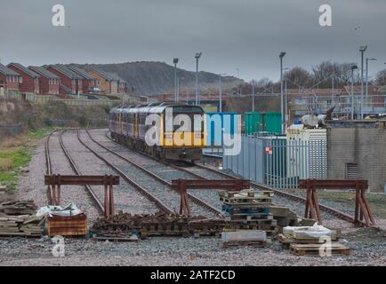 Zurückgenommene Arriva Northern Bahnklasse 142 Schrittmacherzüge, die bei Barrow In Furness Carriage Sidings gelagert werden, die auf die Verschrottung warten. Stockfoto