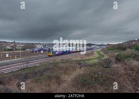 Zurückgenommene Arriva Northern Bahnklasse 142 Schrittmacherzüge, die bei Barrow In Furness Carriage Sidings gelagert werden, die auf die Verschrottung warten. Stockfoto