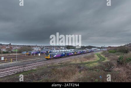 Zurückgenommene Arriva Northern Bahnklasse 142 Schrittmacherzüge, die bei Barrow In Furness Carriage Sidings gelagert werden, die auf die Verschrottung warten. Stockfoto