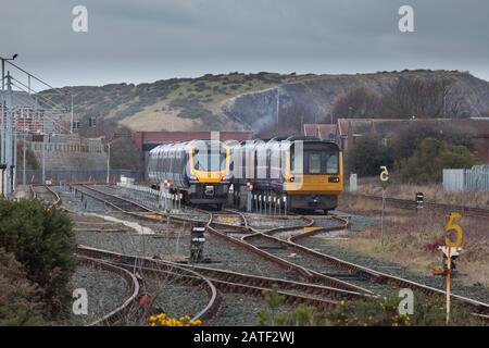 Zurückgezogene Arriva Northern Bahnklasse 142 Schrittmacherzüge, die bei Barrow In Furness Carriage Sidings gelagert werden, die mit der neuen CAF-Klasse 195 (L) auf die Verschrottung warten Stockfoto