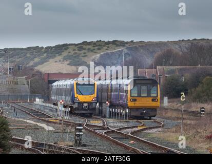 Zurückgezogene Arriva Northern Bahnklasse 142 Schrittmacherzüge, die bei Barrow In Furness Carriage Sidings gelagert werden, die mit der neuen CAF-Klasse 195 (L) auf die Verschrottung warten Stockfoto