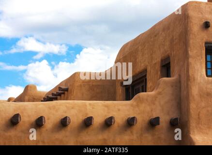 Pueblo adobe Stuckstuck Gebäude. Konturierte lehmziegelarchitektur mit Holzvigas. Santa Fe, New Mexico, USA Stockfoto