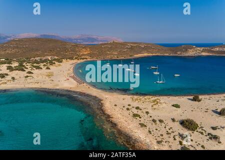 Luftbild zum Strand von Simos auf der Insel Elafonisos in Griechenland. Elafonisos ist eine kleine griechische Insel auf der Peloponnes mit idyllischen, exotischen Stränden und Kristall Stockfoto