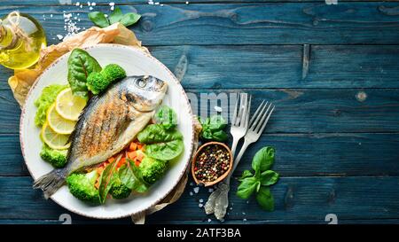 Dorado Fisch mit gegrilltem Gemüse. Meeresfrüchte. Draufsicht. Freier Speicherplatz. Stockfoto