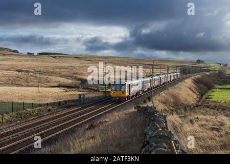 4 zurückgezogene Arriva Northern Rail Klasse 142-Schrittzüge auf der West Coast Mainline bei Shap Wells, die in Richtung Lagerung bei Newcastle fahren, bevor sie verschrottet werden Stockfoto