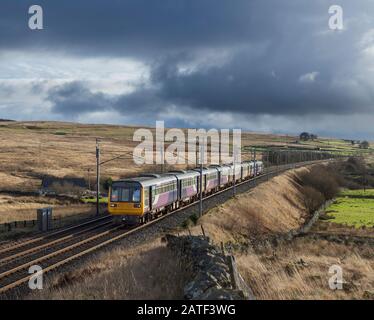 4 zurückgezogene Arriva Northern Rail Klasse 142-Schrittzüge auf der West Coast Mainline bei Shap Wells, die in Richtung Lagerung bei Newcastle fahren, bevor sie verschrottet werden Stockfoto