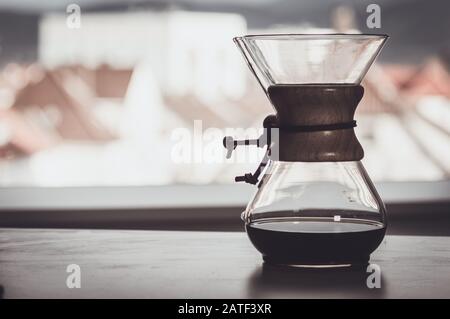 Kaffee im Stil "schütten" vor dem Fenster, geringe Schärfentiefe Stockfoto