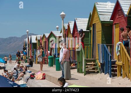 St. James, Kapstadt, Südafrika. Dezember 2019. Die farbenfrohen Strandhütten und der Strand am St James Beach in der Nähe von Kapstadt Stockfoto