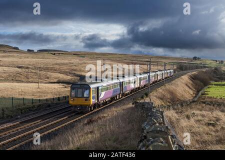 4 zurückgezogene Arriva Northern Rail Klasse 142-Schrittzüge auf der West Coast Mainline bei Shap Wells, die in Richtung Lagerung bei Newcastle fahren, bevor sie verschrottet werden Stockfoto