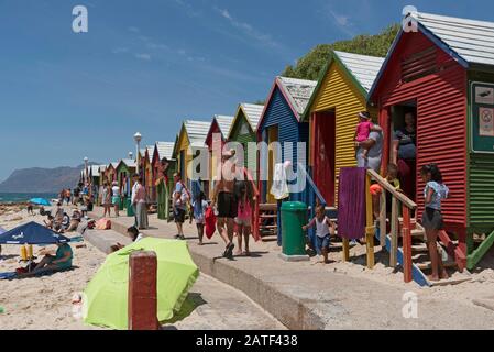 St. James, Kapstadt, Südafrika. Dezember 2019. Die farbenfrohen Strandhütten und der Strand am St James Beach in der Nähe von Kapstadt Stockfoto