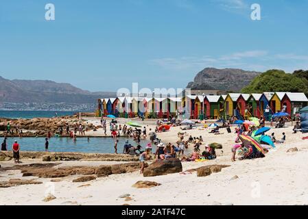 St. James, Kapstadt, Südafrika. Dezember 2019. Die farbenfrohen Strandhütten und der Strand am St James Beach in der Nähe von Kapstadt Stockfoto