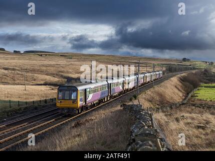 4 zurückgezogene Arriva Northern Rail Klasse 142-Schrittzüge auf der West Coast Mainline bei Shap Wells, die in Richtung Lagerung bei Newcastle fahren, bevor sie verschrottet werden Stockfoto