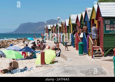 St. James, Kapstadt, Südafrika. Dezember 2019. Die farbenfrohen Strandhütten und der Strand am St James Beach in der Nähe von Kapstadt Stockfoto