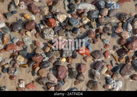 Groynes mit verwaschenen Steinen am Ostseestrand im Badeort Zempin auf Usedom Stockfoto