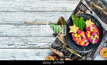 Drachenfrucht. Tropischer Obstsalat. Draufsicht. Freier Speicherplatz für Text. Stockfoto