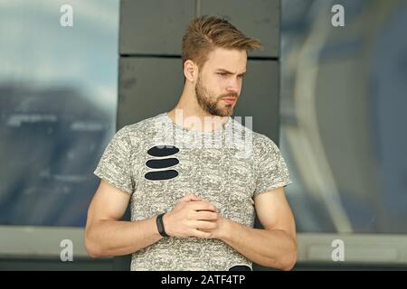 Zu Fuß auf die Straße. muskulöse Kerl Urban Style. Modernes Leben. Macho Glas Gebäude Hintergrund. männliche Mode Sommer Trends. Willensstark männlich. unrasierten Mann Pflege seiner Haut und Bart. barbershop Konzept. Stockfoto