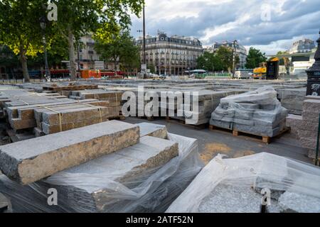 Haufen von Marmorplatten im Parkbereich zum Bau in der Stadt Stockfoto