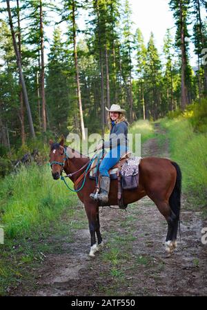 Eine junge Frau, die in Montana, USA, reitet Stockfoto