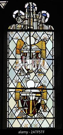 Setzen Sie die Glasfragmente aus dem 15. Jahrhundert mit Arma Christi, Collegiate Church of St Bartholomew, Tong, Shropshire zurück Stockfoto