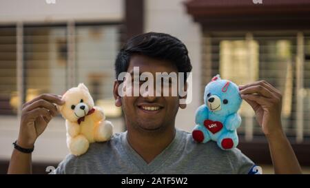 Junger Erwachsener mit Niedlichen, liebevollen Teddybären Stockfoto