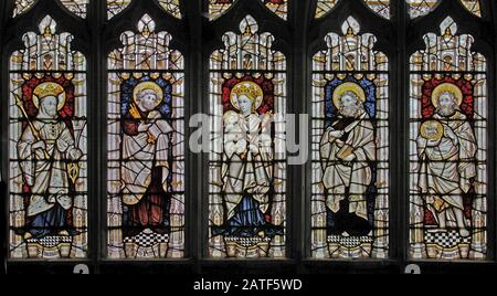 Eine Glasmalerei der Kempe Studios mit Heiligen und Der Heiligen Mutter und dem Heiligen Kind, Collegiate Church of St Bartholomew, Tong, Shropshire Stockfoto