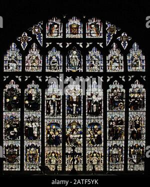 Ein Glasfenster von C E Kempe & Co., das Szenen aus Leben und Heiligen Christi zeigt; St Editha's Church, Church Eaton, Staffordshire Stockfoto