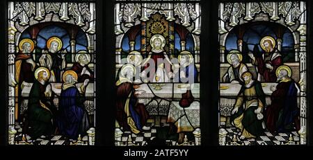 Ein Glasfenster von C E Kempe & Co., das das Letzte Abendmahl, St Editha's Church, Church Eaton, Staffordshire, darstellt Stockfoto