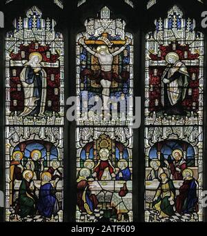 Ein Glasfenster von C E Kempe & Co., das die Kreuzigung und Das Letzte Abendmahl darstellt; St Editha's Church, Church Eaton, Staffordshire Stockfoto