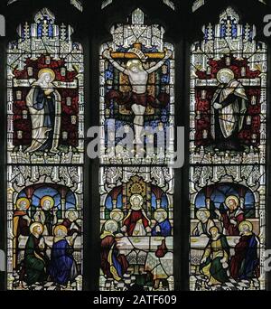 Ein Glasfenster von C E Kempe & Co., das die Kreuzigung und Das Letzte Abendmahl darstellt; St Editha's Church, Church Eaton, Staffordshire Stockfoto