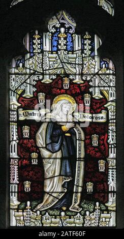 Detail eines Buntglasfensters der Kempe Studios, das die Kreuzigung Christi darstellt: Holy Mother St Editha's Church, Church Eaton, Staffordshire Stockfoto