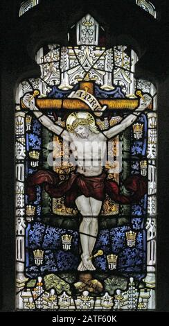 Detail eines Buntglasfensters der Kempe Studios, das die Kreuzigung Christi, St Editha's Church, Church Eaton, Staffordshire darstellt Stockfoto