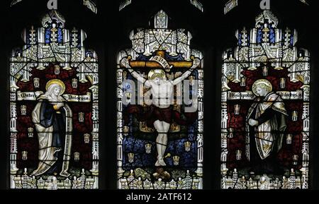 Ein Glasfenster von C E Kempe & Co., das die Kreuzigung Christi, St Editha's Church, Church Eaton, Staffordshire darstellt Stockfoto