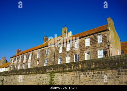 Häuser an den Quaymauern mit Blick auf die Flussmündungen des Flusses Tweed in Berwick-upon-Tweed, Northumberland, Großbritannien. Stockfoto